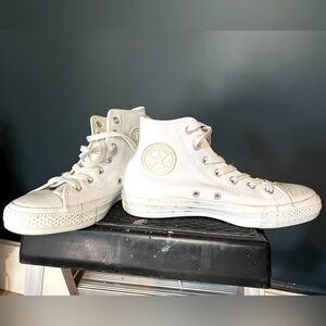 Converse white leather size 6 (women’s 7.5)